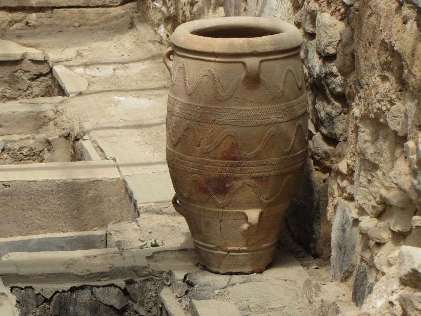 Crete: Knossos Palace & Heraklion Guided Tour - Heraklion town time: Lion Square, Venetian echoes, and sea views