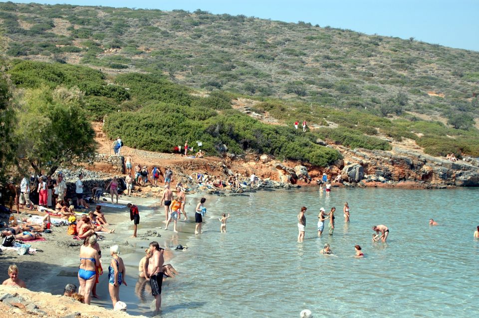 From Ag. Nikolaos: Spinalonga & Kolokytha Cruise with Lunch - Lunch on Board: The Cretan Menu, Wine or Juice, and What to Expect