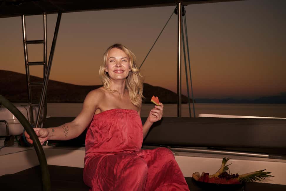Heraklion: Dia Island Romantic Sunset Cruise with Wine - Wine and drinks during golden hour: how the open bar changes the mood