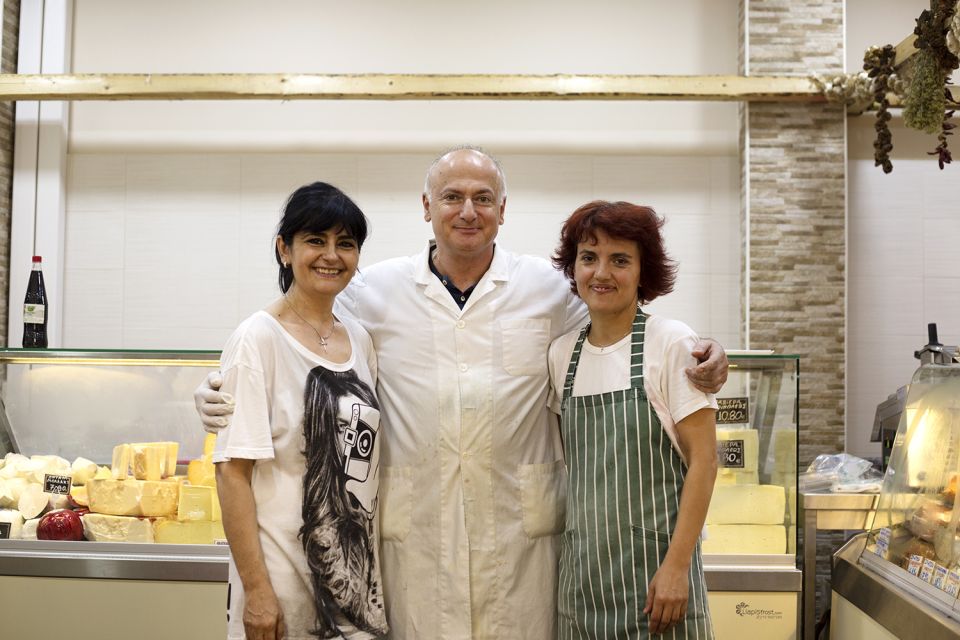 Heraklion: Food Tastings Walking Tour - Meeting at Eleftherias Square, then eating your way inward