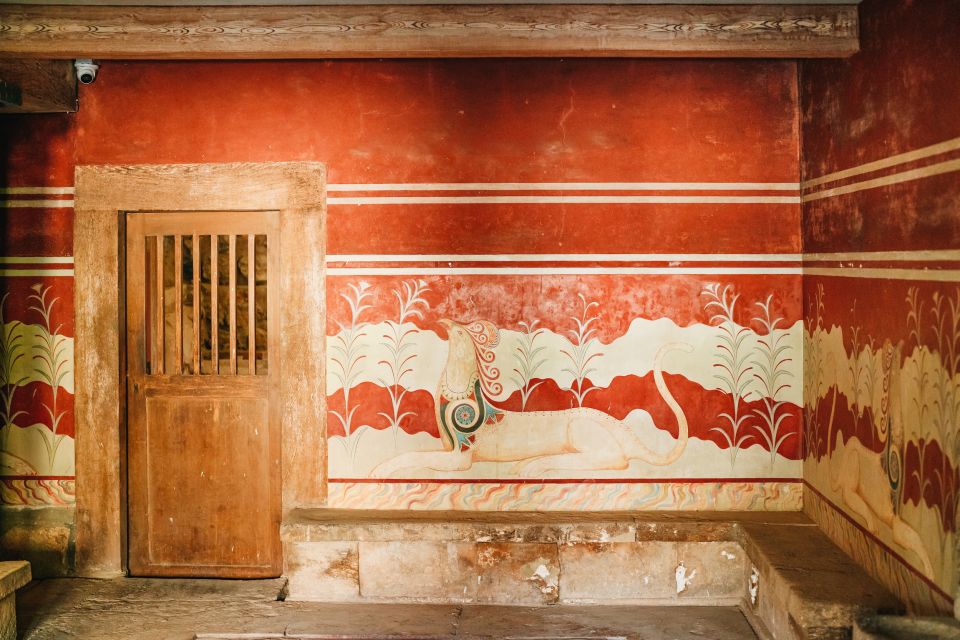 Knossos: Knossos Palace Skip-the-Line Guided Walking Tour - The Minoan timeline: earthquakes, rebuilds, and the long decline