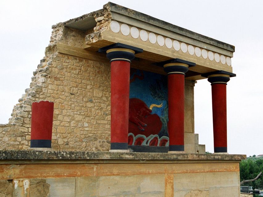 Knossos Palace Skip-the-Line Ticket & Private Guided Tour - Daily life clues: storerooms, oil, and the gold-under-the-floor idea